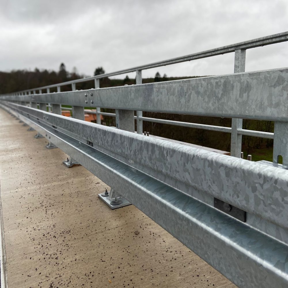 A45 Talbrücke Rälsbach 2017_Herstellung Schutzplanke Bauwerk (3)