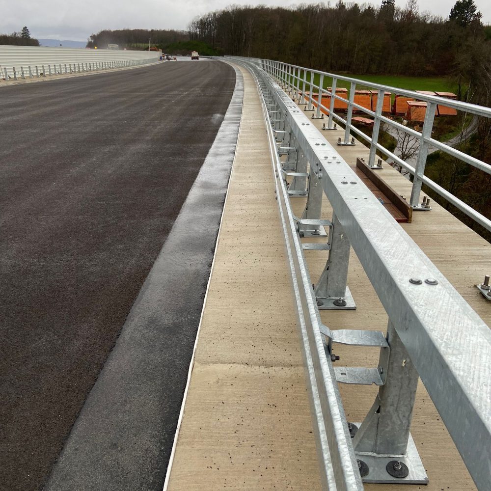 A45 Talbrücke Rälsbach 2017_Herstellung Schutzplanke Bauwerk (4)